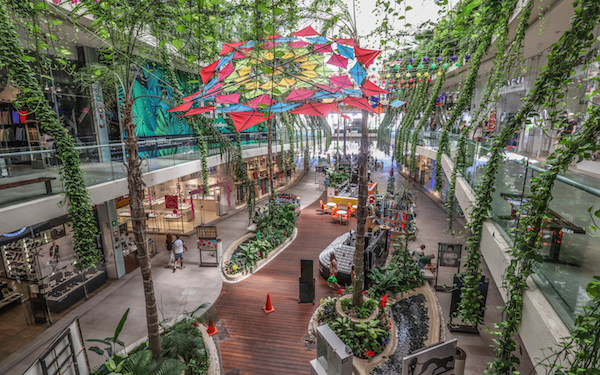 Quinta Alegriamall offers shelter from the rain and manystoresthat are ideal for an afternoon of shopping